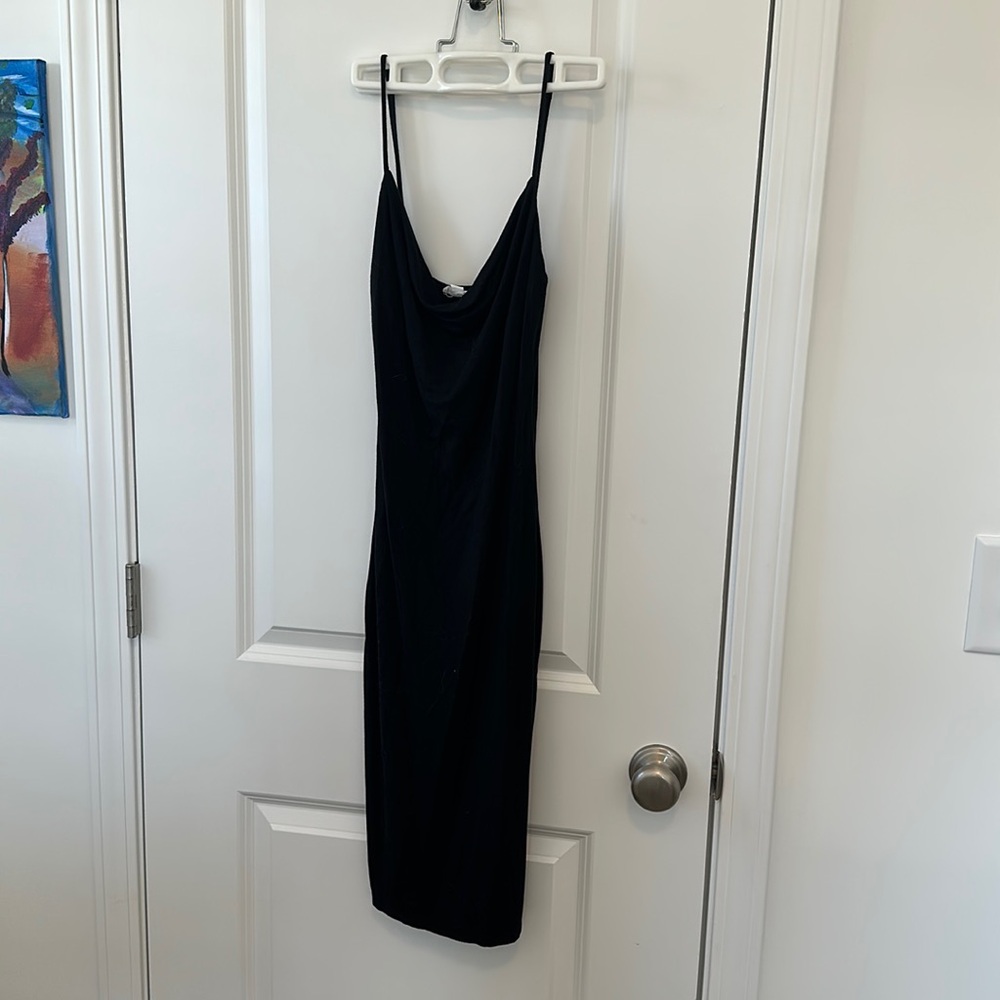 Black midi dress. Scoop neck. Lightweight material.